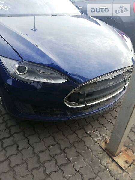 Хэтчбек Tesla Model S 2015 в Киеве
