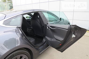 Седан Tesla Model S 2020 в 