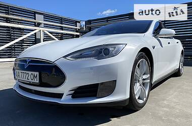 Седан Tesla Model S 2016 в Киеве