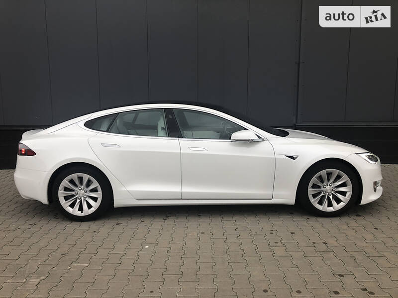 Лифтбек Tesla Model S 2017 в Киеве