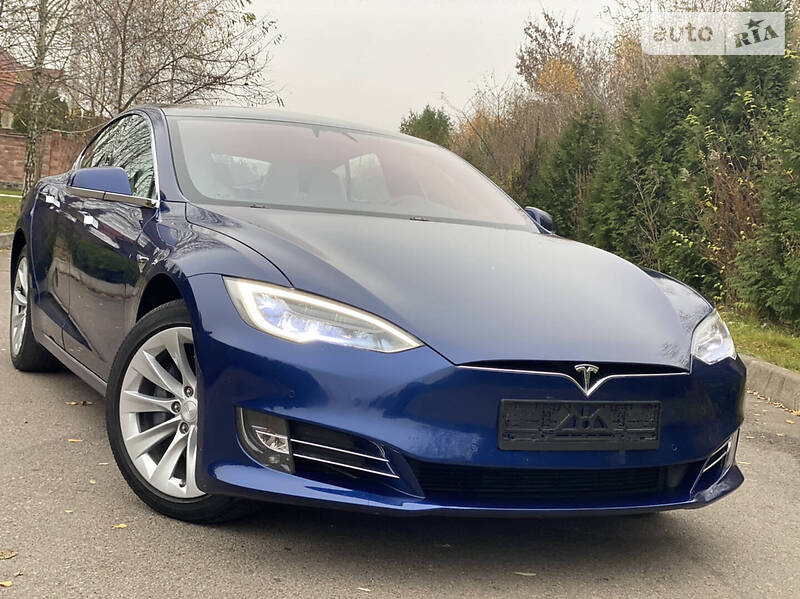 Седан Tesla Model S 2017 в Ровно