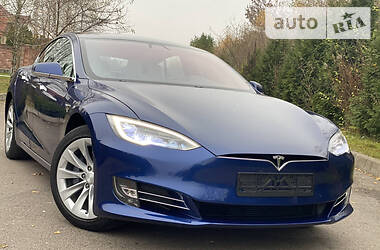 Седан Tesla Model S 2017 в Ровно