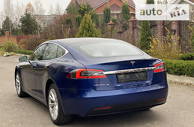 Седан Tesla Model S 2017 в Ровно