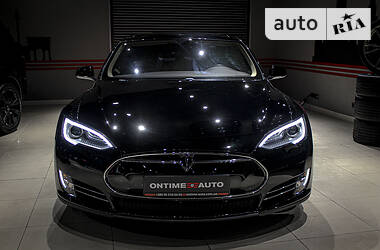 Седан Tesla Model S 2013 в 