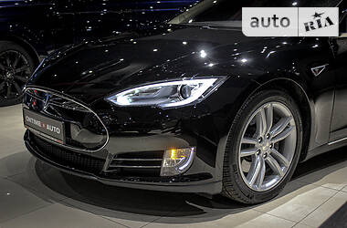 Седан Tesla Model S 2013 в 