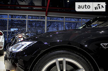 Седан Tesla Model S 2013 в 