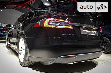 Седан Tesla Model S 2013 в 