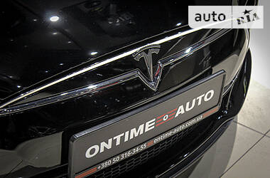 Седан Tesla Model S 2013 в 