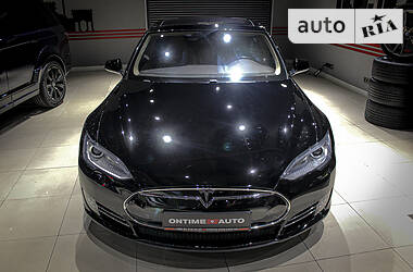 Седан Tesla Model S 2013 в 