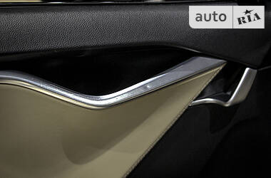 Седан Tesla Model S 2013 в 