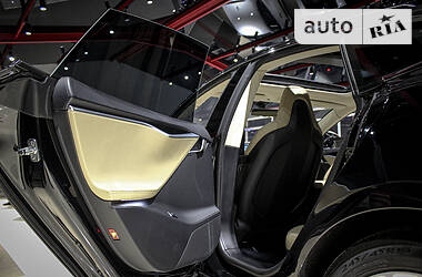 Седан Tesla Model S 2013 в 