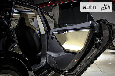 Седан Tesla Model S 2013 в 