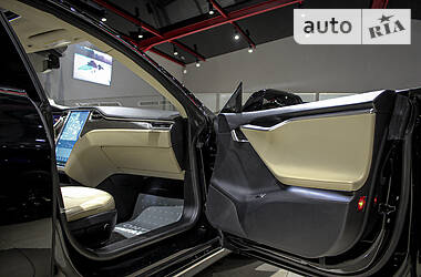 Седан Tesla Model S 2013 в 