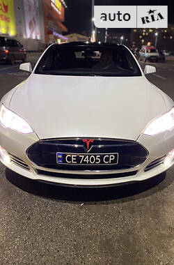 Седан Tesla Model S 2014 в Чернівцях