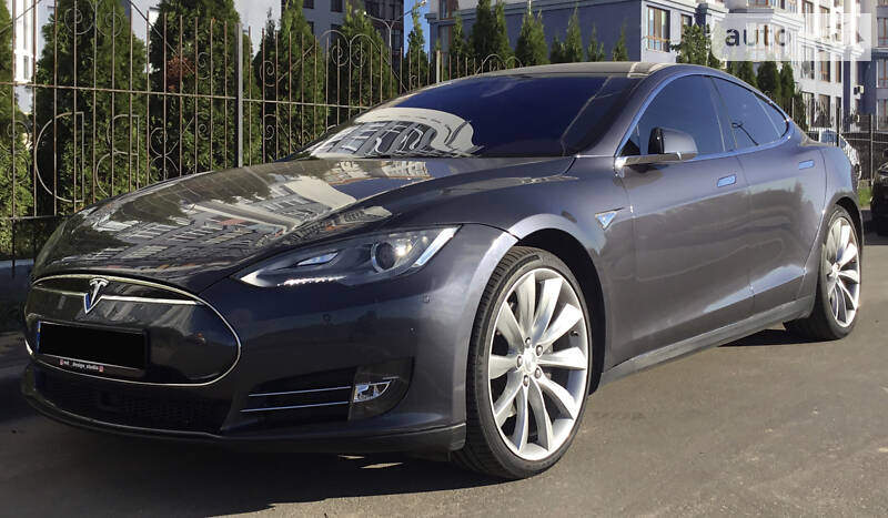 Седан Tesla Model S 2015 в Киеве