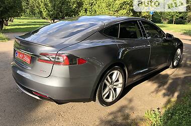 Седан Tesla Model S 2013 в Ровно