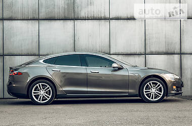 Лифтбек Tesla Model S 2015 в Киеве