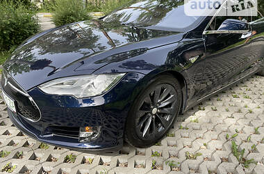 Хэтчбек Tesla Model S 2015 в Киеве