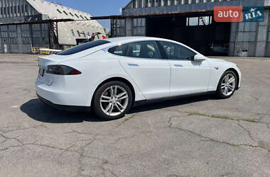 Лифтбек Tesla Model S 2015 в 