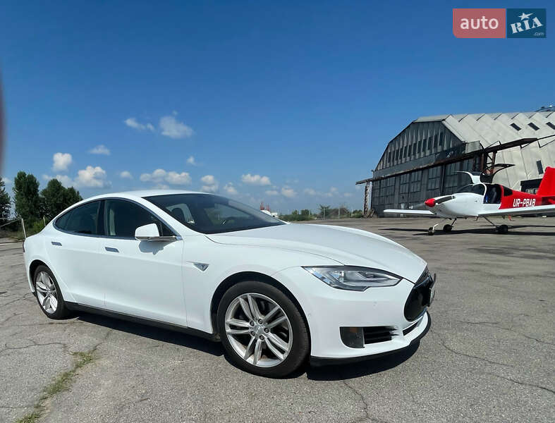 Лифтбек Tesla Model S 2015 в Черкассах