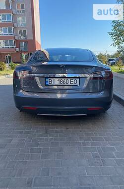 Седан Tesla Model S 2013 в Кременчуці