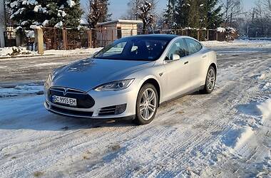 Лифтбек Tesla Model S 2015 в 