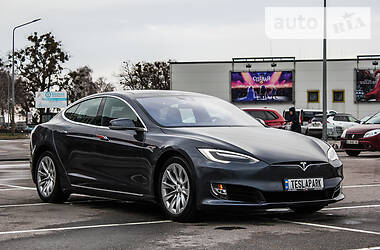 Лифтбек Tesla Model S 2016 в Киеве