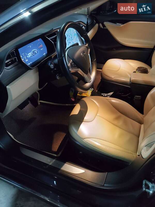 Лифтбек Tesla Model S 2015 в Киеве фото 4 Лифтбек Tesla Model S 2015 в Киеве