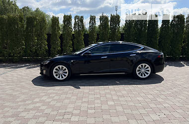 Седан Tesla Model S 2018 в Дубно