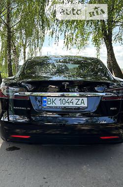 Седан Tesla Model S 2018 в Дубно