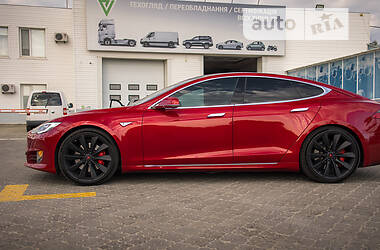 Лифтбек Tesla Model S 2016 в Черновцах