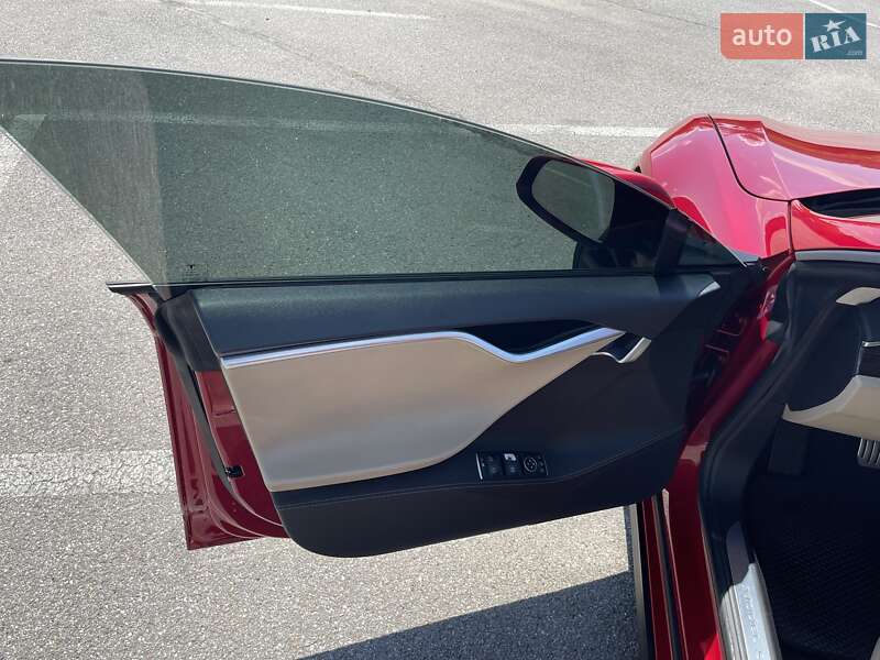 Лифтбек Tesla Model S 2014 в Черновцах