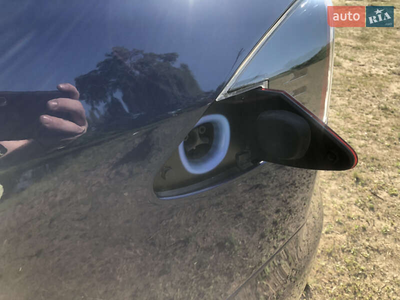 Лифтбек Tesla Model S 2016 в Киеве