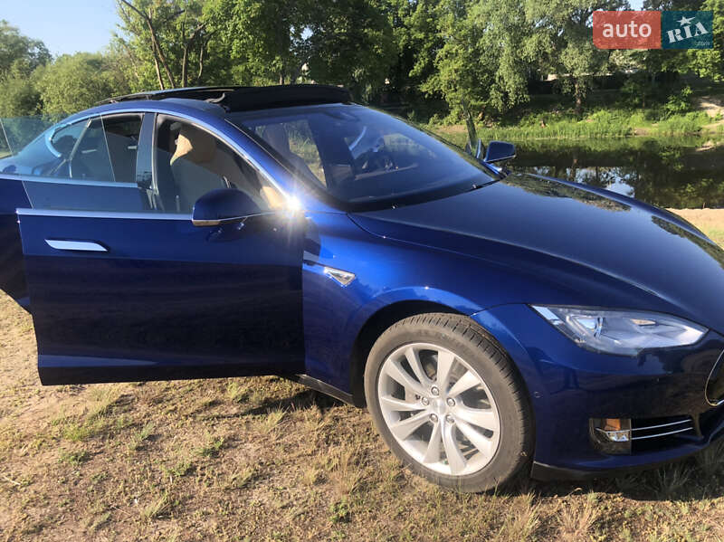 Лифтбек Tesla Model S 2016 в Киеве