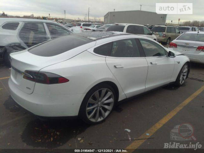 Лифтбек Tesla Model S 2015 в Киеве