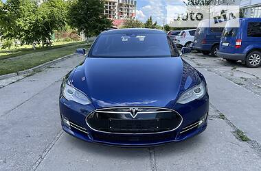 Хэтчбек Tesla Model S 2016 в Киеве