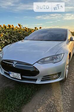 Хэтчбек Tesla Model S 2014 в 