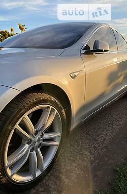 Хэтчбек Tesla Model S 2014 в 