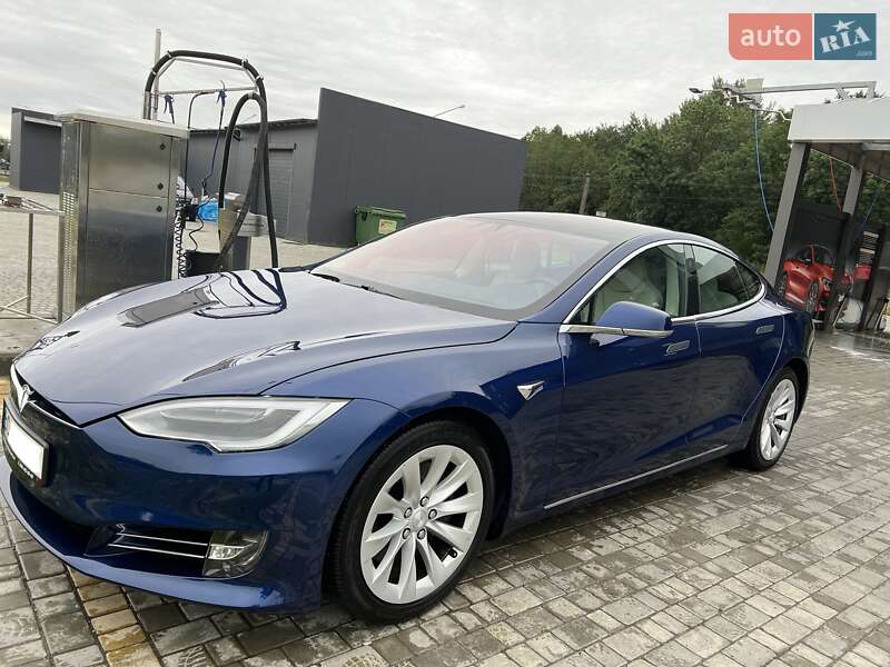 Ліфтбек Tesla Model S 2018 в Львові