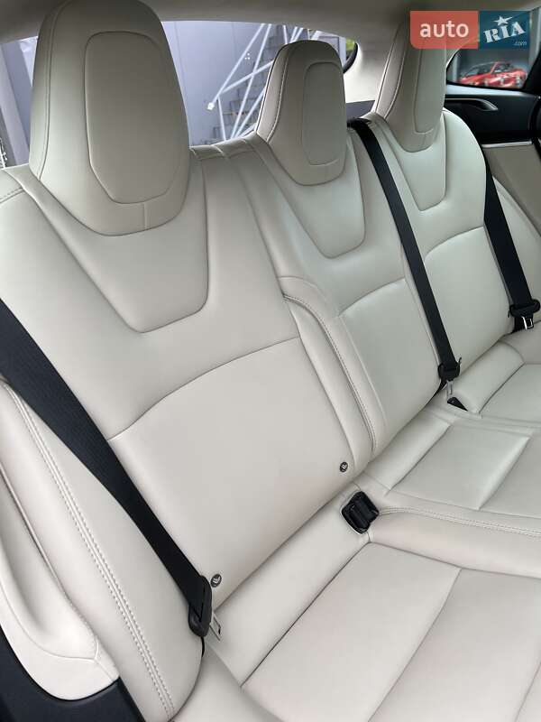 Лифтбек Tesla Model S 2018 в Львове