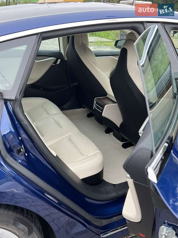 Лифтбек Tesla Model S 2018 в Львове