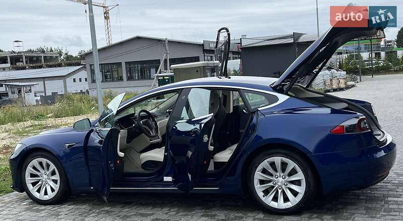 Ліфтбек Tesla Model S 2018 в Львові