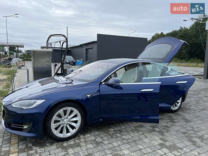 Лифтбек Tesla Model S 2018 в Львове