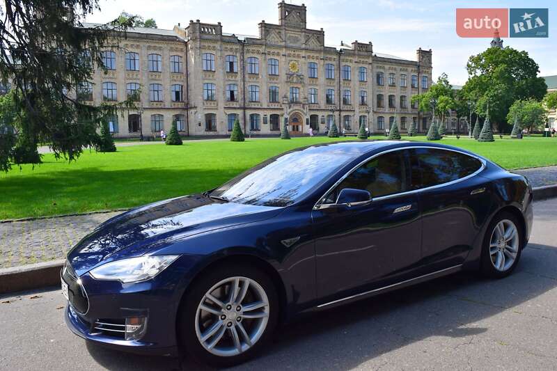 Лифтбек Tesla Model S 2015 в Киеве фото Лифтбек Tesla Model S 2015 в Киеве