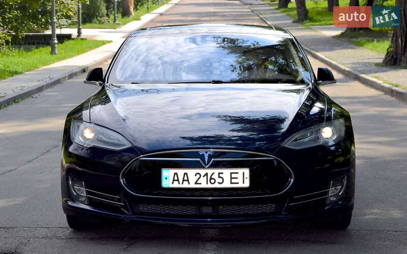 Лифтбек Tesla Model S 2015 в Киеве