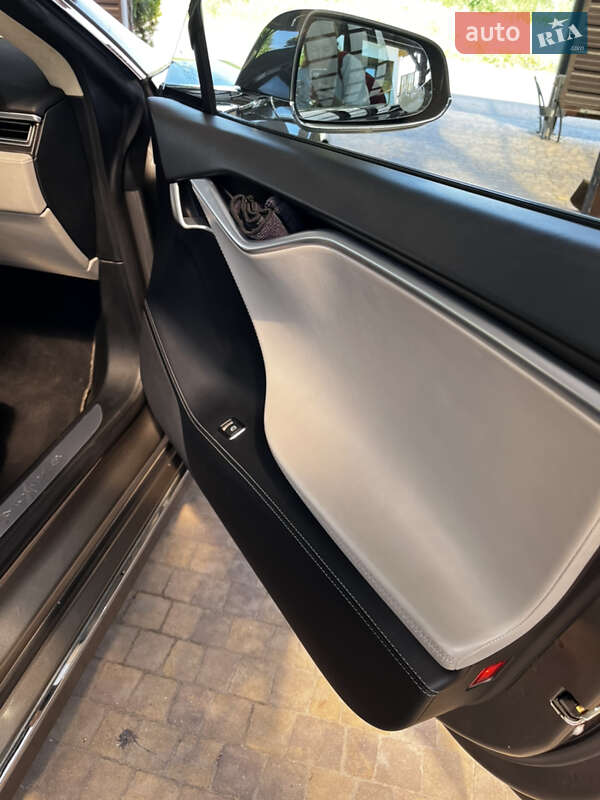 Седан Tesla Model S 2016 в Києві