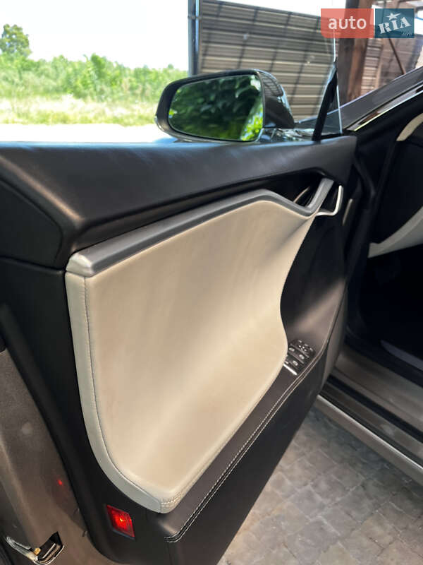 Седан Tesla Model S 2016 в Києві