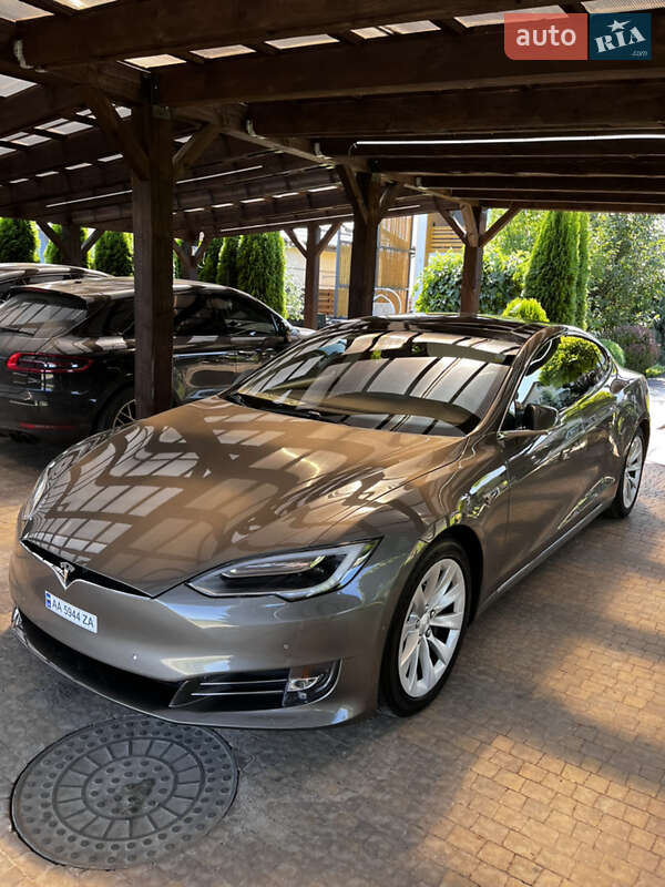Седан Tesla Model S 2016 в Києві