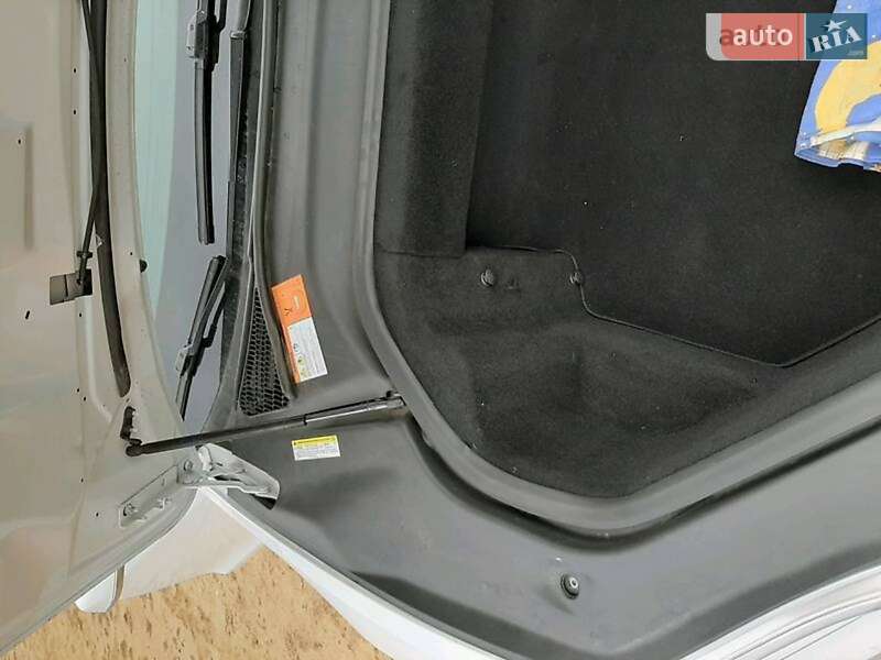Седан Tesla Model S 2014 в Тячеве