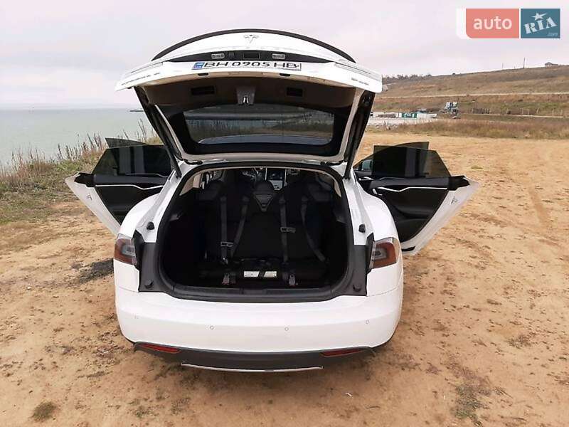 Седан Tesla Model S 2014 в Тячеве